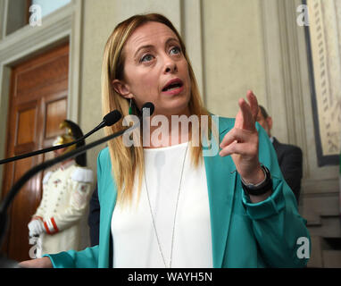 Rom, Italien. 22 Aug, 2019. Giorgia Meloni, der Führer der Brüder von Italien, spricht am Palazzo del Quirinale in Rom, Italien, am 22.08.2019. Italienischen Präsidenten Sergio Mattarella sagte am Donnerstag, dass er über die möglichen snap Wahlen nächste Woche beschließen würde, nachdem eine neue Runde von Gesprächen mit Parteien, die bei der Lösung der Krise durch den Zusammenbruch der populistischen Regierung ausgelöst werden soll. Credit: Alberto Lingria/Xinhua Quelle: Xinhua/Alamy leben Nachrichten Stockfoto