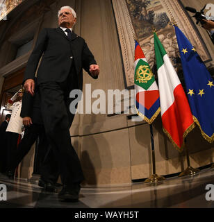 Rom, Italien. 22 Aug, 2019. Italienischen Präsidenten Sergio Mattarella bereitet im Palazzo del Quirinale in Rom, Italien, am 12.08.22, 2019 zu sprechen. Italienischen Präsidenten Sergio Mattarella sagte am Donnerstag, dass er über die möglichen snap Wahlen nächste Woche beschließen würde, nachdem eine neue Runde von Gesprächen mit Parteien, die bei der Lösung der Krise durch den Zusammenbruch der populistischen Regierung ausgelöst werden soll. Credit: Alberto Lingria/Xinhua Quelle: Xinhua/Alamy leben Nachrichten Stockfoto