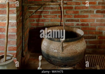 Bügeleisen Kessel in einem Herd. Spocott Windmühle Dorf, Cambridge, MD, USA Stockfoto