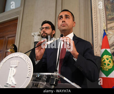 Rom, Italien. 22 Aug, 2019. Italiens Fünf-Sterne-Bewegung Führer Luigi Di Maio spricht im Palazzo del Quirinale in Rom, Italien, am 22.08.2019. Italienischen Präsidenten Sergio Mattarella sagte am Donnerstag, dass er über die möglichen snap Wahlen nächste Woche beschließen würde, nachdem eine neue Runde von Gesprächen mit Parteien, die bei der Lösung der Krise durch den Zusammenbruch der populistischen Regierung ausgelöst werden soll. Credit: Alberto Lingria/Xinhua Quelle: Xinhua/Alamy leben Nachrichten Stockfoto