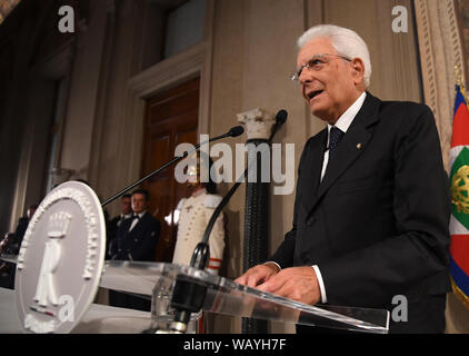 Rom, Italien. 22 Aug, 2019. Italienischen Präsidenten Sergio Mattarella spricht im Palazzo del Quirinale in Rom, Italien, am 22.08.2019. Italienischen Präsidenten Sergio Mattarella sagte am Donnerstag, dass er über die möglichen snap Wahlen nächste Woche beschließen würde, nachdem eine neue Runde von Gesprächen mit Parteien, die bei der Lösung der Krise durch den Zusammenbruch der populistischen Regierung ausgelöst werden soll. Credit: Alberto Lingria/Xinhua Quelle: Xinhua/Alamy leben Nachrichten Stockfoto