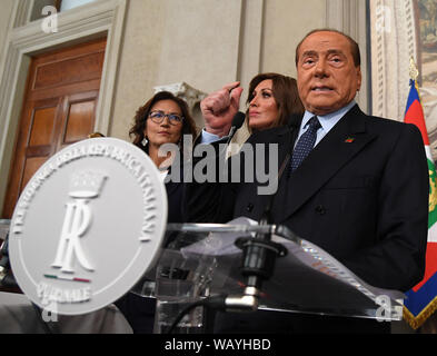 Rom, Italien. 22 Aug, 2019. Der ehemalige italienische Ministerpräsident Silvio Berlusconi (R) spricht im Palazzo del Quirinale in Rom, Italien, am 22.08.2019. Italienischen Präsidenten Sergio Mattarella sagte am Donnerstag, dass er über die möglichen snap Wahlen nächste Woche beschließen würde, nachdem eine neue Runde von Gesprächen mit Parteien, die bei der Lösung der Krise durch den Zusammenbruch der populistischen Regierung ausgelöst werden soll. Credit: Alberto Lingria/Xinhua Quelle: Xinhua/Alamy leben Nachrichten Stockfoto