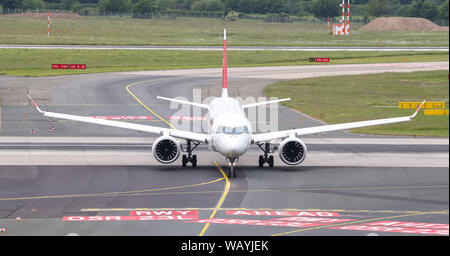 Düsseldorf, Deutschland - 26. MAI 2019: Swiss International Air Lines Airbus A 220-300 (CN 55030) Taxi im Flughafen Düsseldorf. Stockfoto