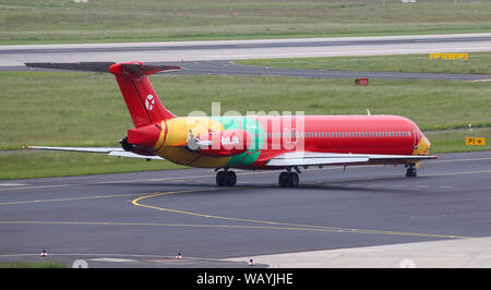 Düsseldorf, Deutschland - 26. MAI 2019: Danish Air Transport McDonnell Douglas MD-83 (CN 49936) Taxi im Flughafen Düsseldorf. Stockfoto