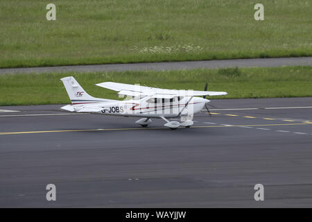 Düsseldorf, Deutschland - 26. MAI 2019: Cessna 182 TC Skylane Taxi im Flughafen Düsseldorf. Stockfoto