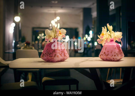 Zimmer im japanischen Stil mit Orchideen in der Vase Stockfoto