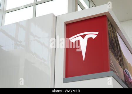Tesla Logo auf der Seite des Tesla Store in Toronto Yorkdale Shopping Center. Stockfoto