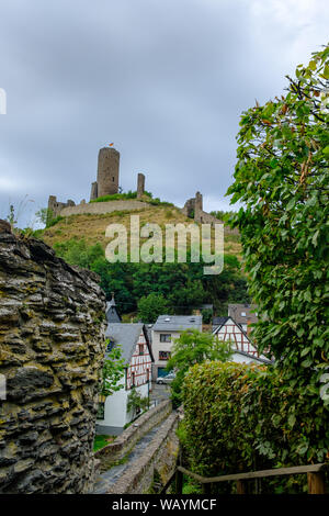 Die schönen und malerischen Dorf Monreal mit der Löwenburg im Hintergrund das Schloss in der Eifel, Deutschland Stockfoto