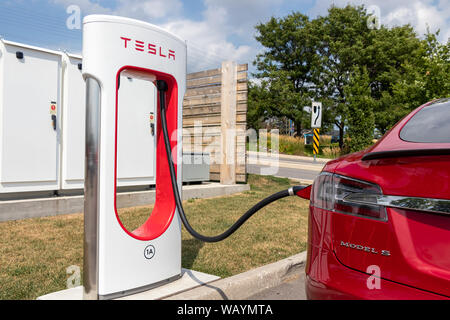 Tesla Model S Plug-in bei Tesla Kompressor Station an einem sonnigen Tag. Stockfoto
