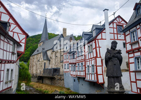 Die schönen und malerischen Dorf Monreal mit Johannes von Pomuk Statue an der Steinernen Brücke in Eifel, Deutschland Stockfoto