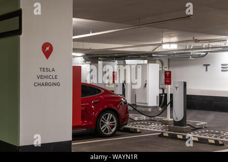 Tesla das Laden von Zeichen auf Post in Garage bei Tesla Urban Kompressor Station in Toronto Easton Centre Mall. Stockfoto