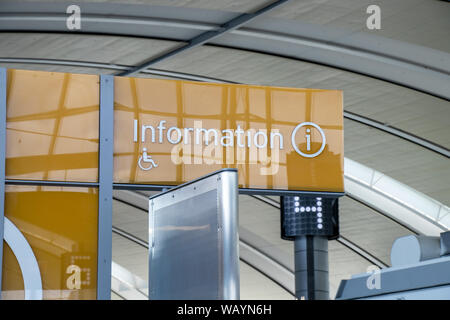 Zeichen über Information im Flughafen Terminal. Stockfoto