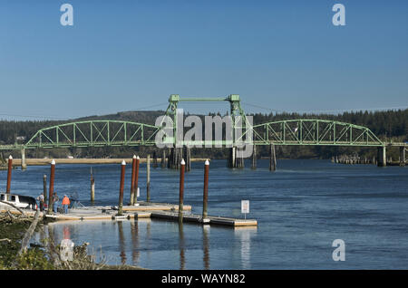 Oder: Coos County, Bandon, North Strände, Stahl truss Zugbrücke, die uns 101 über die Coquille River Inlet, mit einem Boot Rampe im Vordergrund. Stockfoto