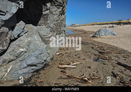 Sea Stacks ergeben sich aus dem Sand der Bandon Strand als eine Flut auf Sie wäscht, Bandon, Oregon. Bei Coquille, Oregon Inseln NWR Stockfoto