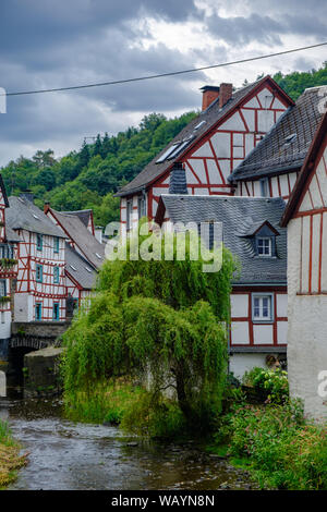 Die schönen und malerischen Dorf Monreal in der Eifel in Deutschland Stockfoto