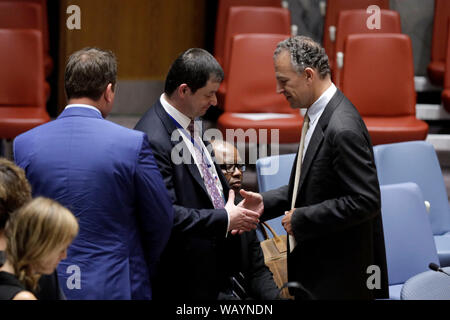 (190822) - DIE VEREINTEN NATIONEN, Aug 22, 2019 (Xinhua) - Jonathan Cohen (R, vorne), USA, Ständiger Vertreter bei den Vereinten Nationen, schüttelt Hände mit Russischen Erster Stellvertretender Ständiger Vertreter bei den Vereinten Nationen Dmitry Polyanskiy (C) vor der Tagung des Sicherheitsrates auf Bedrohungen des Weltfriedens und der internationalen Sicherheit, zu dem UN-Hauptquartier in New York, am 22.08.2019. Russlands stellvertretender UN-Gesandte am Donnerstag appellierte an die europäischen Länder jüngste Rückzug der USA aus dem Kalten Krieg, Waffen zu beachten Vertrags- und warnte vor einer möglichen neuen Rüstungswettlauf. (Xinhua/Li Muzi) Stockfoto