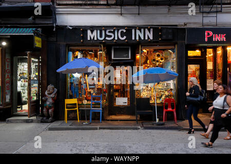 Music Inn Welt Instrumente, 169 West 4th Street, New York, NY. aussen Storefront einer Musik Shop in der Nähe von Greenwich Village in Manhattan Stockfoto