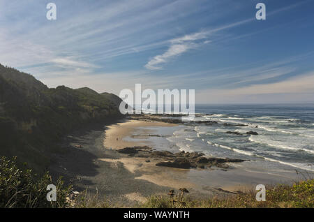 Blick von der Pacific Coast Scenic Byway (US 101) über den Klippen von Cape Perpetua Stockfoto