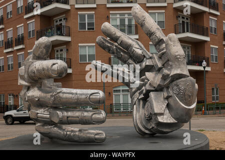 Handshake-Skulptur von Gunther Stilling in Newport News VA Stockfoto