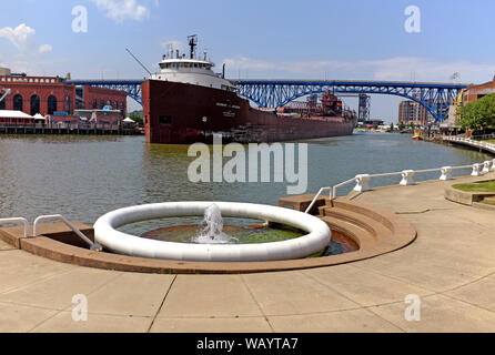 Die Herbert C. Jackson Interlake Steamship Company Barge Transite des Cuyahoga River in den Wohnungen von Cleveland, Ohio, USA. Stockfoto