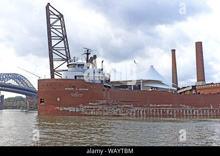 Die Herbert C. Jackson Great Lakes self-entlader Frachter Manöver ein im Cuyahoga River in Cleveland, Ohio, USA beugen. Stockfoto