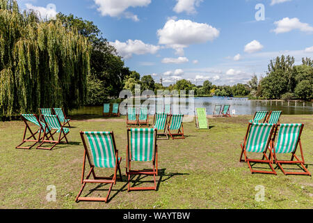 Liegestühle im Regents Park London UK Stockfoto