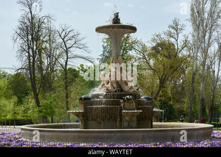 MADRID, Spanien - 23 April, 2018: Die Galapagos Brunnen, oder Brunnen von Isabel II, im Retiro Park, Madrid, Spanien. Stockfoto