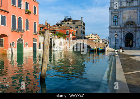 Der Ponte Cavallo Brücke über den Rio dei Mandicanti und die Scuola Grande di Dan Marco, am Campo Santi Giovanni e Paolo, Venedig, Italien Stockfoto