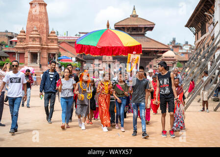 Die Teilnehmer in Kostümen während des Festivals. Menschen Gai Jatra oder Kuh Festival im Gedächtnis der Verstorbenen Seelen im vergangenen Jahr feiern gekleidet. Es wird geglaubt, dass Kühe Guide die verstorbenen Seelen, den Fluss zu überqueren, um in den Himmel zu kommen. Stockfoto