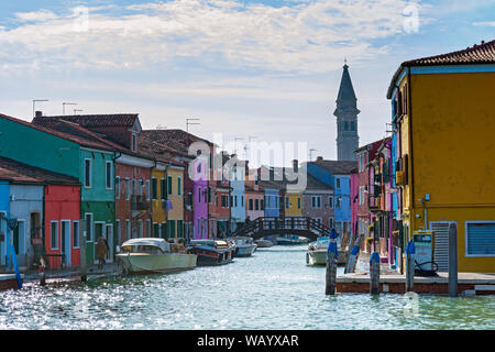 Der Campanile (Glockenturm) des 15. Jahrhunderts die Kirche von San Martino, über den Rio Pontinello Canal, Insel Burano, Laguna Venetien, Italien Stockfoto