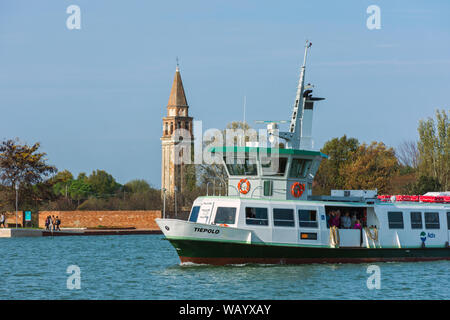 Turm der Kirche Chiesa di San Michele Arcangelo di Mazzorbo, Mazzorbo Insel und ein Vaporetto Wasserbus, von der Insel Burano, Laguna Venetien, Italien Stockfoto