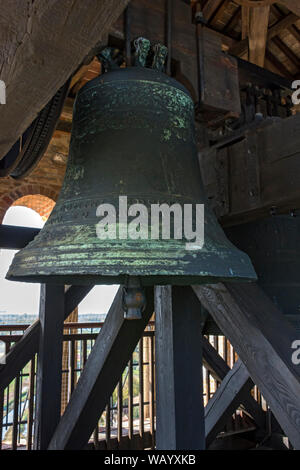 Eine Glocke im Glockenturm der Campanile (Glockenturm) Der Basilika di Santa Maria Assunta, Torcello, Insel, Laguna Venetien, Italien Stockfoto