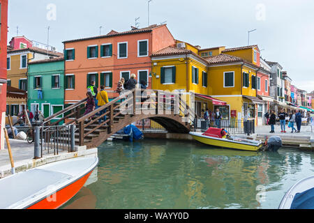 Farbenfrohe Gebäude an der Kreuzung der Assassini von Rio und Rio Pontinello Kanäle, Burano, Laguna Venetien, Italien. Die Via Baldassare Galuppi rechts Stockfoto