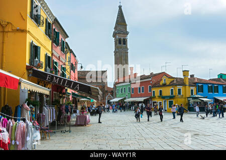 Der schiefe Campanile (Glockenturm) der Kirche von San Martino, von der Piazza Baldassare Galuppi, Burano, Laguna Venetien, Italien Stockfoto