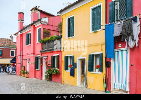 Bunte Häuser auf dem Rio Terrà Del Pizzo, Burano, Laguna Venetien, Italien Stockfoto
