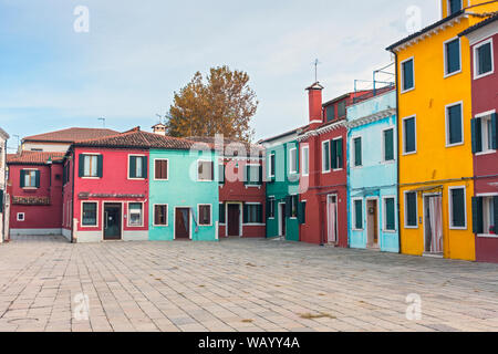 Farbenfrohe Gebäude an der Piazza Baldassare Galuppi, Burano, Laguna Venetien, Italien Stockfoto