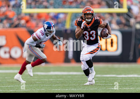 Cincinnati, USA. 22 Aug, 2019. 22. August 2019 - Cincinnati Bengals zurück läuft, Rodney Anderson (33) stürzt während der NFL Football preseason Spiel zwischen den New York Giants und die Cincinnati Bengals an Paul Brown Stadium in Cincinnati, OH. Adam Lacy/CSM Credit: Cal Sport Media/Alamy leben Nachrichten Stockfoto