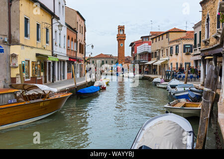 Der Uhrenturm und der Rio dei Vetrai Kanal von der Fondamenta Daniele Manin, Murano, Laguna Venetien, Italien Stockfoto