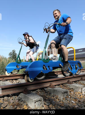 20. August 2019, Mecklenburg-Vorpommern, Waren (Müritz): Urlauber kann mit dem Trolley zwischen den ehemaligen Güterbahnhof und die Mecklenburgische Schweiz Natur Park. Die Route der "raisine Mecklenburg" zwischen Waren (Müritz) und Schwinkendorf ist 13 Kilometer lang, kürzere Touren sind natürlich auch möglich. Wer überholen will, muss der Wagen mit seinen Mann. Foto: Bernd Wüstneck/dpa-Zentralbild/ZB Stockfoto