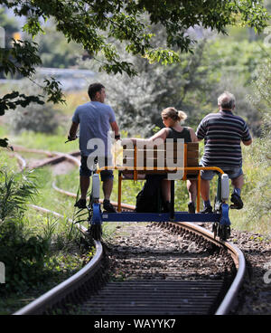 20. August 2019, Mecklenburg-Vorpommern, Waren (Müritz): Urlauber kann mit dem Trolley zwischen den ehemaligen Güterbahnhof und die Mecklenburgische Schweiz Natur Park. Die Route der "raisine Mecklenburg" zwischen Waren (Müritz) und Schwinkendorf ist 13 Kilometer lang, kürzere Touren sind natürlich auch möglich. Wer überholen will, muss der Wagen mit seinen Mann. Foto: Bernd Wüstneck/dpa-Zentralbild/ZB Stockfoto