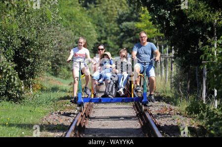 20. August 2019, Mecklenburg-Vorpommern, Waren (Müritz): eine Familie aus Baden-Württemberg ist Reisen mit einer Katze zwischen Der ehemalige Güterbahnhof und der Naturpark Mecklenburgische Schweiz. Die Route der "raisine Mecklenburg" zwischen Waren (Müritz) und Schwinkendorf ist 13 Kilometer lang, kürzere Touren sind natürlich auch möglich. Wer will zu überholen die Katze mit seiner Front Mann austauschen müssen. Foto: Bernd Wüstneck/dpa-Zentralbild/ZB Stockfoto
