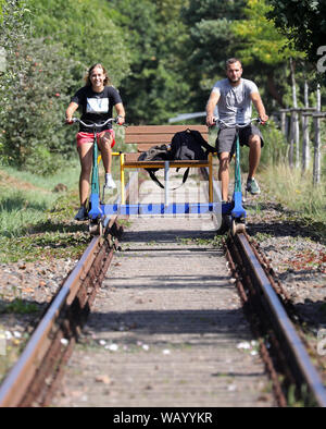 20. August 2019, Mecklenburg-Vorpommern, Waren (Müritz): Urlauber kann mit dem Trolley zwischen den ehemaligen Güterbahnhof und die Mecklenburgische Schweiz Natur Park. Die Route der "raisine Mecklenburg" zwischen Waren (Müritz) und Schwinkendorf ist 13 Kilometer lang, kürzere Touren sind natürlich auch möglich. Wer überholen will, muss der Wagen mit seinen Mann. Foto: Bernd Wüstneck/dpa-Zentralbild/ZB Stockfoto