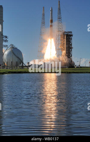 Cape Canaveral Air Force Station, Fla., USA. August 22, 2019-A United Launch Alliance (ULA) Delta IV-Rakete, die die zweite Global Positioning System III (GPS III) Satelliten, Magellan, für die US Air Force Space und Missile Systems Center abgehoben von Space Launch Complex-37. Diese Mission markiert der 29. und letzten Flug der Delta IV Medium Rakete. Foto Julian Porree/Alamy leben Nachrichten Stockfoto