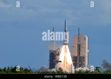 Cape Canaveral Air Force Station, Fla., USA. August 22, 2019-A United Launch Alliance (ULA) Delta IV-Rakete, die die zweite Global Positioning System III (GPS III) Satelliten, Magellan, für die US Air Force Space und Missile Systems Center abgehoben von Space Launch Complex-37. Diese Mission markiert der 29. und letzten Flug der Delta IV Medium Rakete. Foto Julian Porree/Alamy leben Nachrichten Stockfoto