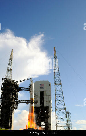 Cape Canaveral Air Force Station, Fla., USA. August 22, 2019-A United Launch Alliance (ULA) Delta IV-Rakete, die die zweite Global Positioning System III (GPS III) Satelliten, Magellan, für die US Air Force Space und Missile Systems Center abgehoben von Space Launch Complex-37. Diese Mission markiert der 29. und letzten Flug der Delta IV Medium Rakete. Foto Julian Porree/Alamy leben Nachrichten Stockfoto
