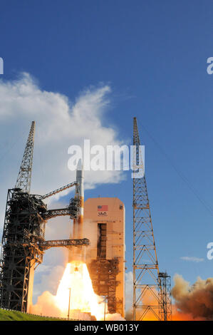 Cape Canaveral Air Force Station, Fla., USA. August 22, 2019-A United Launch Alliance (ULA) Delta IV-Rakete, die die zweite Global Positioning System III (GPS III) Satelliten, Magellan, für die US Air Force Space und Missile Systems Center abgehoben von Space Launch Complex-37. Diese Mission markiert der 29. und letzten Flug der Delta IV Medium Rakete. Foto Julian Porree/Alamy leben Nachrichten Stockfoto