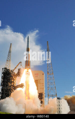 Cape Canaveral Air Force Station, Fla., USA. August 22, 2019-A United Launch Alliance (ULA) Delta IV-Rakete, die die zweite Global Positioning System III (GPS III) Satelliten, Magellan, für die US Air Force Space und Missile Systems Center abgehoben von Space Launch Complex-37. Diese Mission markiert der 29. und letzten Flug der Delta IV Medium Rakete. Foto Julian Porree/Alamy leben Nachrichten Stockfoto