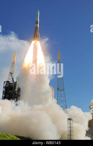 Cape Canaveral Air Force Station, Fla., USA. August 22, 2019-A United Launch Alliance (ULA) Delta IV-Rakete, die die zweite Global Positioning System III (GPS III) Satelliten, Magellan, für die US Air Force Space und Missile Systems Center abgehoben von Space Launch Complex-37. Diese Mission markiert der 29. und letzten Flug der Delta IV Medium Rakete. Foto Julian Porree/Alamy leben Nachrichten Stockfoto