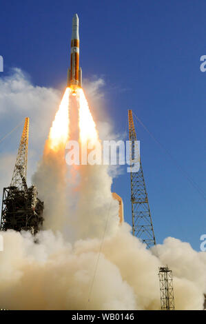 Cape Canaveral Air Force Station, Fla., USA. August 22, 2019-A United Launch Alliance (ULA) Delta IV-Rakete, die die zweite Global Positioning System III (GPS III) Satelliten, Magellan, für die US Air Force Space und Missile Systems Center abgehoben von Space Launch Complex-37. Diese Mission markiert der 29. und letzten Flug der Delta IV Medium Rakete. Foto Julian Porree/Alamy leben Nachrichten Stockfoto