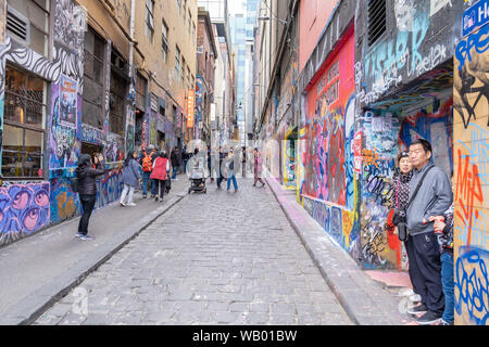 Melbourne, Australien - 28. Juli 2019: Touristen bewundern Sie eines der berühmten Graffiti Gassen in Melbourne CBD Stockfoto